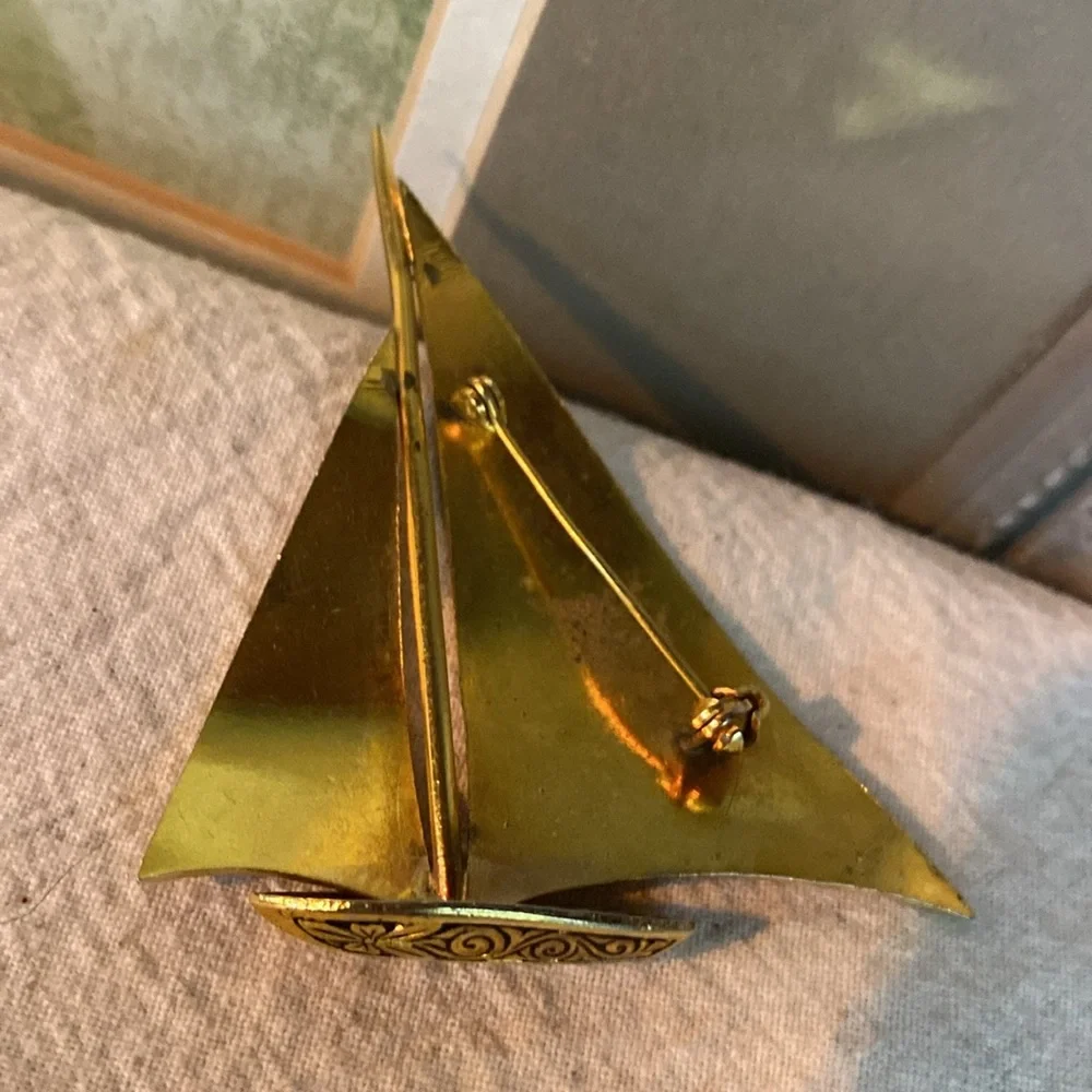 Vintage SPAIN Damascene Sail Boat Ship Pin Black Red Gold tone